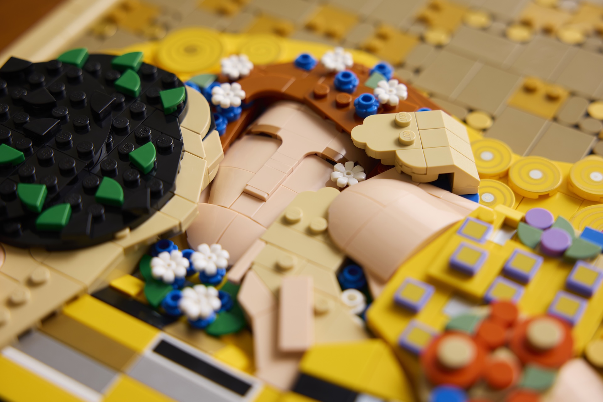LEGO Art 31221 Gustav Klimt – The Kiss - 31221_Lifestyle_Build_12_liAK7ObQqbeJ