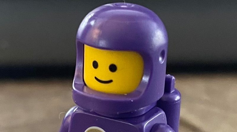 New Authentic Benny Minifigure - Lego Movie Blue Space Man Minifig