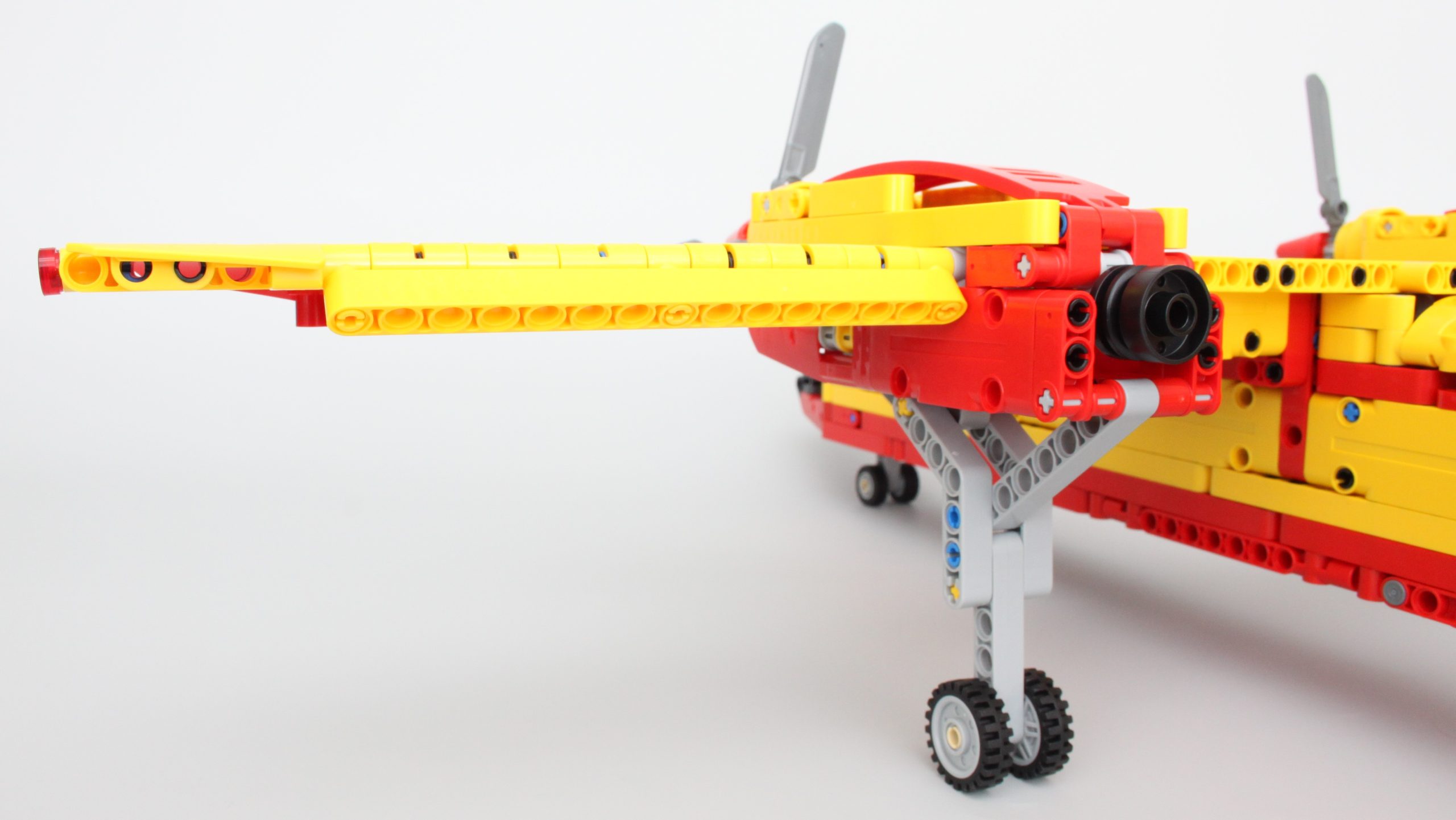 L’avion des pompiers 42152 | Technic™ | Boutique LEGO® officielle CA