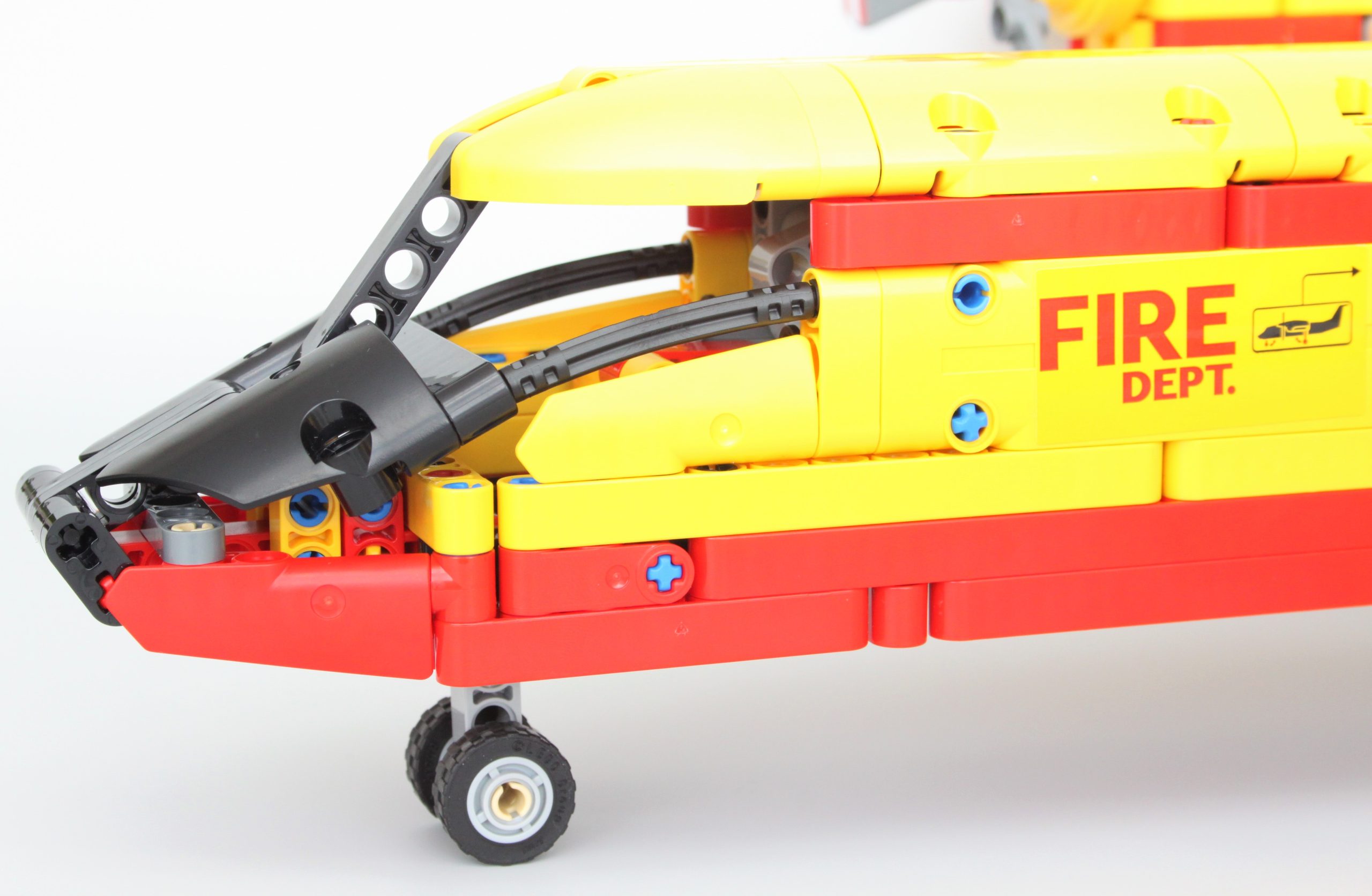 Reseña y galería de LEGO Technic 42152 Firefighter Aircraft