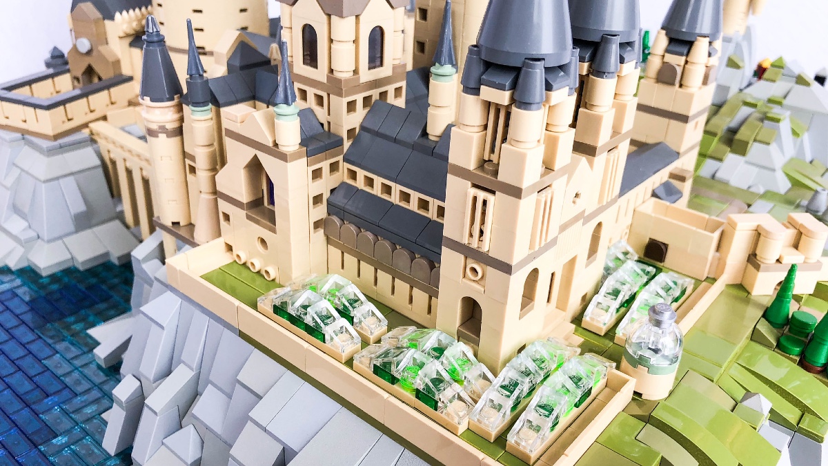 LEGO Micro Build Of Hogwarts Castle And Grounds Previewed In LEGO Japan  Catalog - SHOUTS