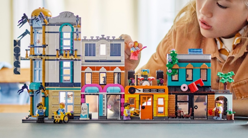 https://www.brickfanatics.com/wp-content/uploads/2023/05/LEGO-Creator-31141-Main-street-lifestyle-featured-800x445.jpg
