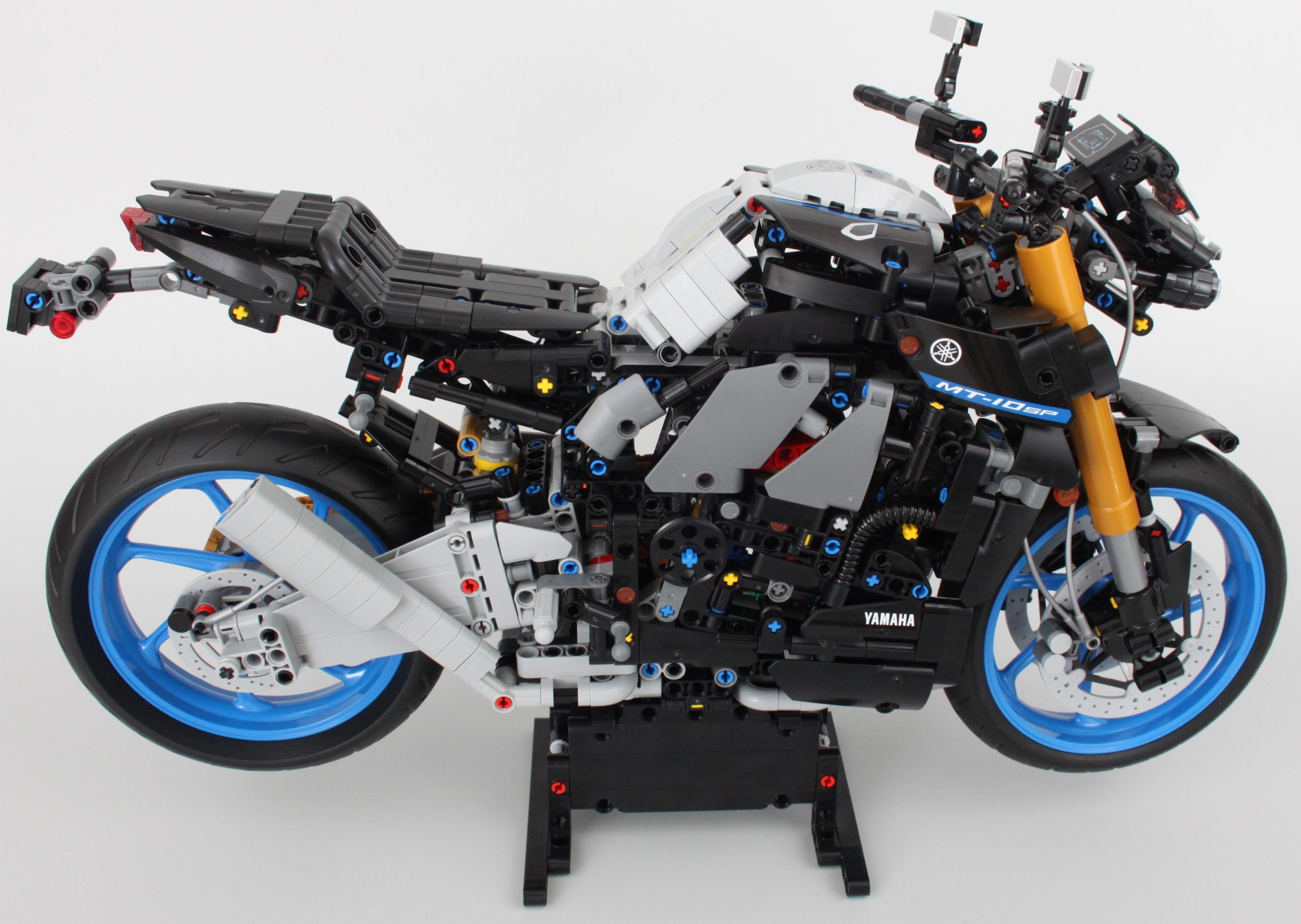 1:5 scale LEGO Technic 42159 Yamaha MT-10 SP with new gearbox parts -  detailed building review 