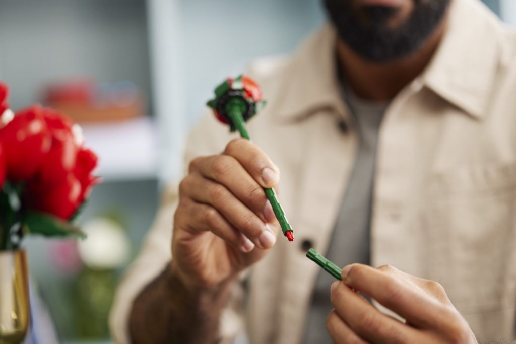 News: LEGO Icons Bouquet of Roses Announced For Jan 2024