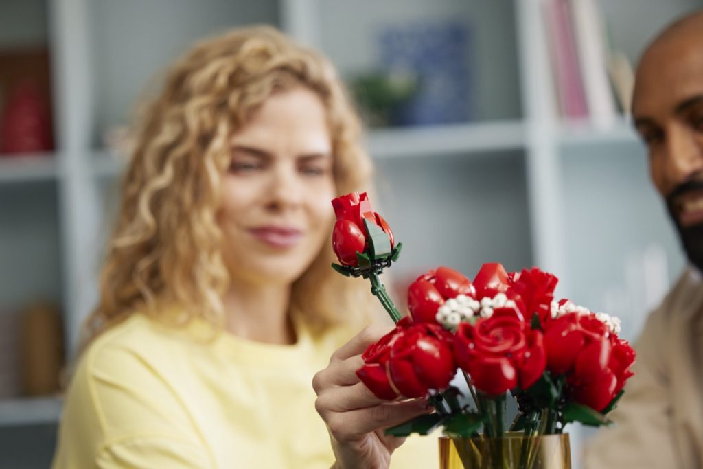 News: LEGO Icons Bouquet of Roses Announced For Jan 2024