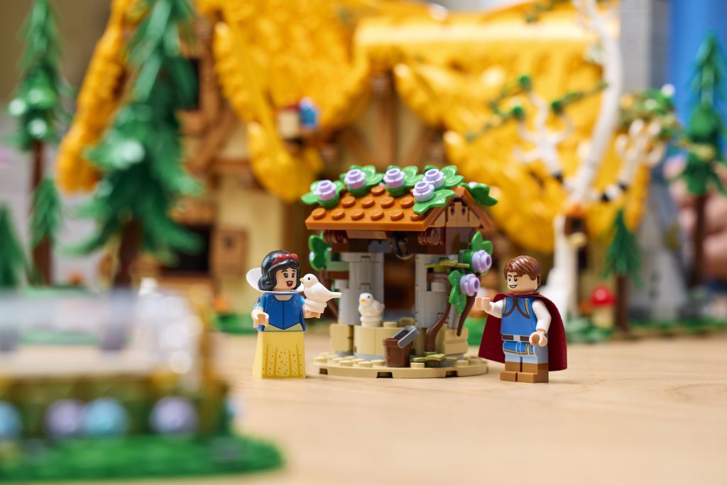 LEGO Snow White and the Seven Dwarfs’ Cottage visual guide