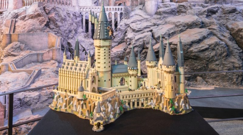 Massive Harry Potter Hogwarts Castle From 1,000,000 LEGO Bricks WORLD  RECORD 