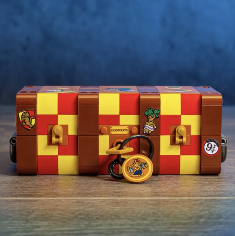 lego-harry-potter-76399-hogwarts-magical-trunk-facebook-3-brick-fanatics