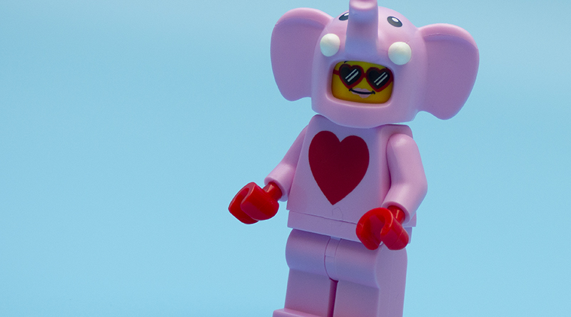 Minifigura de elefante exclusiva de San Valentín en LEGO Stores