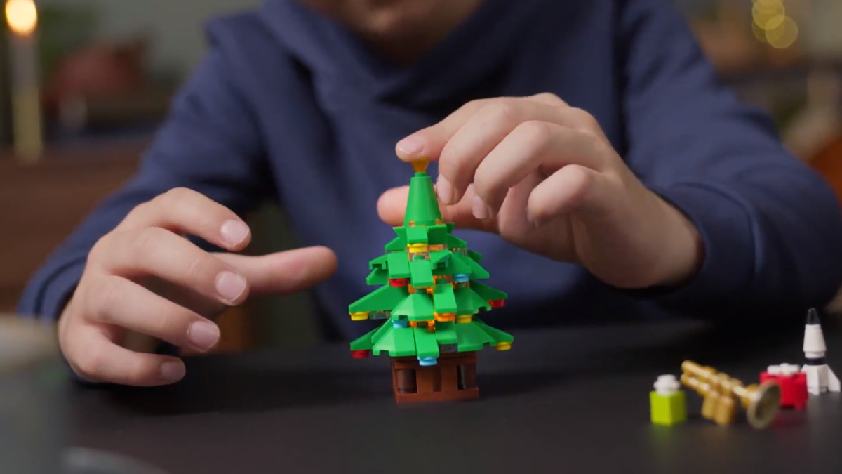 Il nuovo LEGO 10293 La visita di Babbo Natale presenta un albero unico