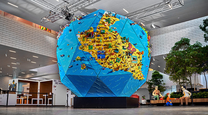 Un globo gigante de LEGO presentado mientras los niños reconstruyen el mundo