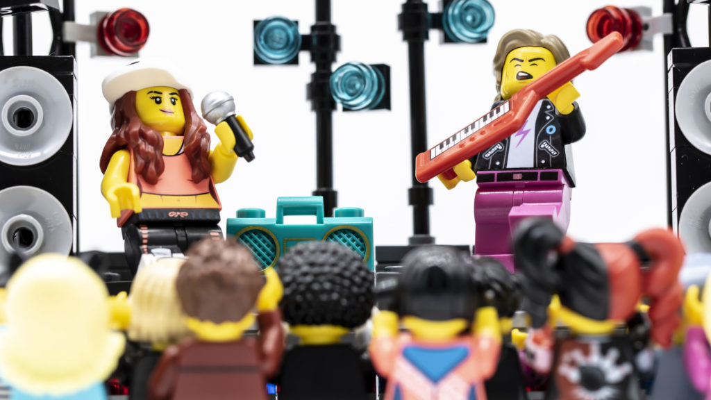 LEGO Collectible Minifigures Series 20 vignettes: Breakdancer